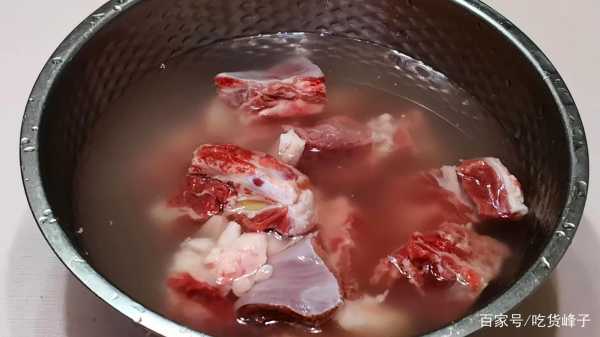 猪肉炖汤之后肉成红色（猪肉炖好颜色发红是什么原因）