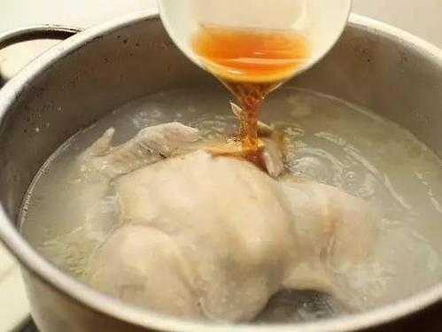 老母鸡跟糯米酒炖汤（老母鸡炖糯米功效）