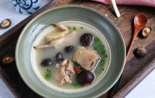 鸭子香菇炖汤的做法（鸭子香菇炖汤的做法大全窍门）