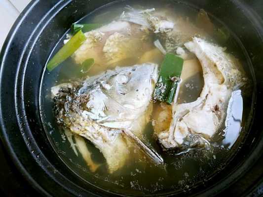 鲤鱼炖汤的做法（鲤鱼炖汤的做法简单又好吃窍门）