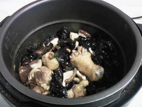 香菇炖汤变成黑色（香菇炖出来的汤是什么颜色）