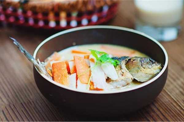 鱼汤和红萝卜炖汤（鱼煲红萝卜）