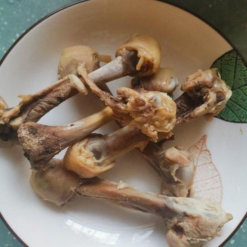 大骨头和鸡腿怎么一起炖汤（大骨头鸡腿和豆腐串怎么炖）