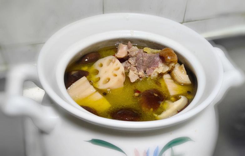 简单砂锅炖汤（简单砂锅炖汤的做法）