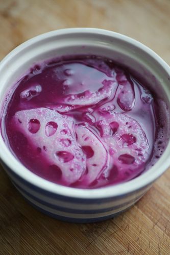 藕炖汤怎么变成紫色了（藕放汤里变紫了怎么办）