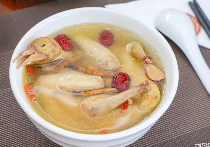 白参鸽子可以一起炖汤吗（鸽子红枣枸杞白参一起炖汤可以吗?）