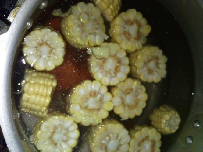玉米炖汤心变黑（玉米煮黑了的图片）