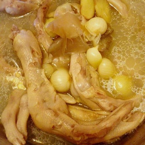 鹅掌炖汤做法（煲鹅掌汤放什么材料）