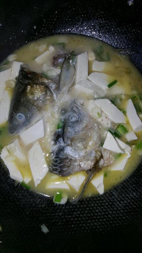 西洋菜鱼头炖汤（西洋菜鱼头豆腐汤的做法）