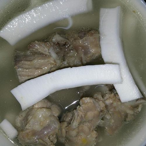 椰肉和排骨炖汤的做法（椰肉煲排骨汤的功效作用）