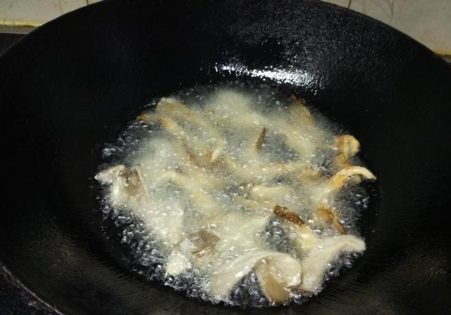 炸蘑菇炖汤（炸蘑菇煮汤）