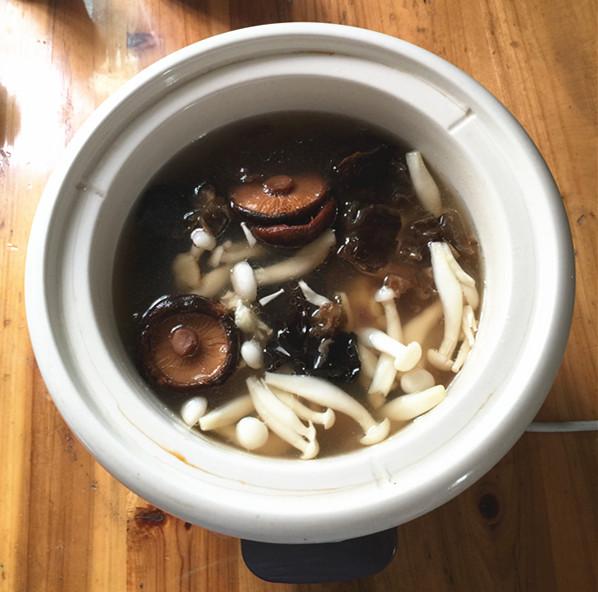 黑鱼菌菇炖汤的做法（菌菇和黑鱼能搭配做汤吗）