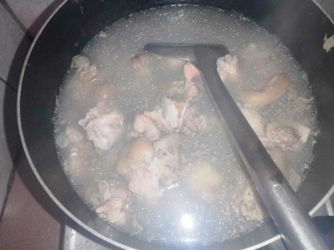 猪肘子炖汤和什么好吃（猪肘子炖啥）