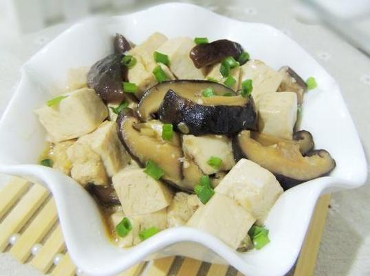 香菇豆腐能一起炖汤吗（香菇和豆腐能在一起炖着吃吗）