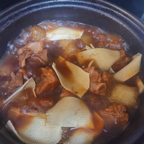 排骨豆腐皮炖汤的做法大全（排骨炖豆腐皮怎么炖）