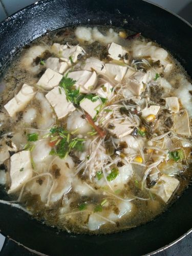 酸菜豆腐鱼炖汤怎么做好吃（酸菜豆腐鱼炖汤怎么做好吃又简单）