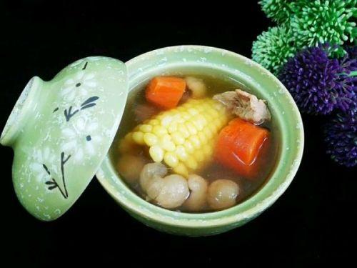 玉米胡萝卜桂圆炖汤（胡萝卜和桂圆肉一起炖）