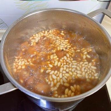 黄豆炖汤浸泡（煲汤黄豆要泡多久）