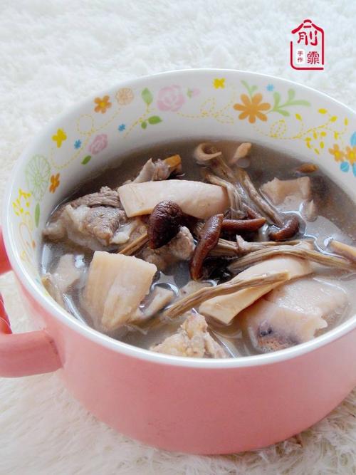 茶树菇和藕炖汤（茶树菇和藕炖汤的功效）