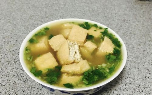 炸豆腐炖汤的做法（炸豆腐汤的做法大全家常）