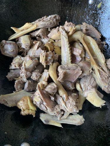 鸭肉炒香炖汤（鸭肉炒香炖汤的做法）