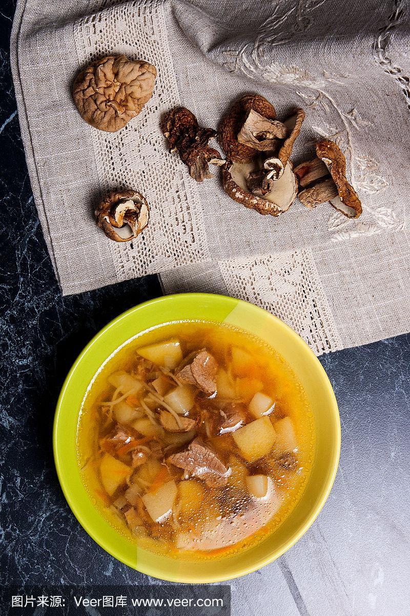 干蘑菇炖汤时间（干蘑菇做蘑菇汤）