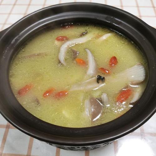 黑鱼菌菇炖汤的做法大全（黑鱼蘑菇汤有什么营养功效）