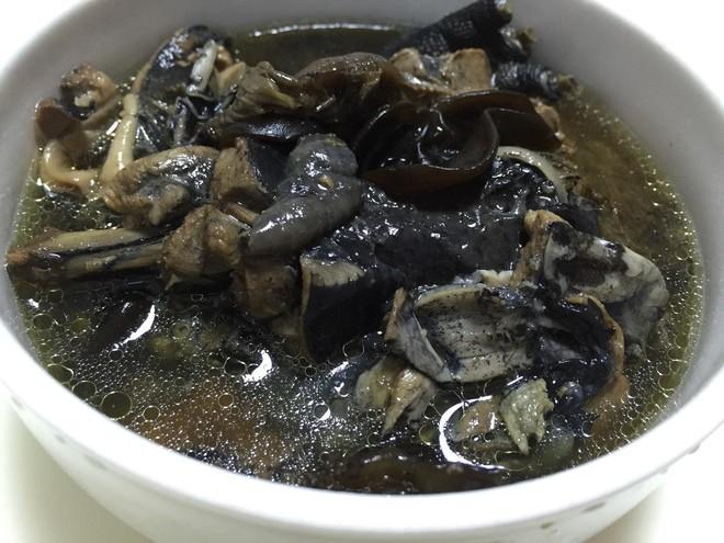 黑色蘑炖汤怎么做（黑蘑菇汤的家常做法）