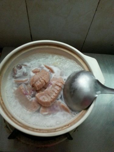 猪腰子炖汤可以放红萝卜（猪腰可以和胡萝卜一起煮粥给宝宝吃?）